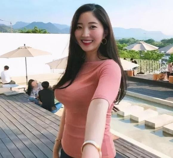 Với kiểu tạo dáng khêu gợi, cô nàng vệ nữ béo của Hàn Quốc khoe trọn được vòng một bốc lửa của mình. Thân hình đẫy đà của người đẹp giúp vòng 3 của cô có phần nở nang hơn so với những người đẹp khác. Bức hình khiến không ít người hâm mộ phải nóng mắt bởi vẻ đẹp sexy của Jeon Boram.