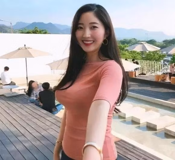 Với kiểu tạo dáng khêu gợi, cô nàng vệ nữ béo của Hàn Quốc khoe trọn được vòng một bốc lửa của mình. Thân hình đẫy đà của người đẹp giúp vòng 3 của cô có phần nở nang hơn so với những người đẹp khác. Bức hình khiến không ít người hâm mộ phải nóng mắt bởi vẻ đẹp sexy của Jeon Boram.