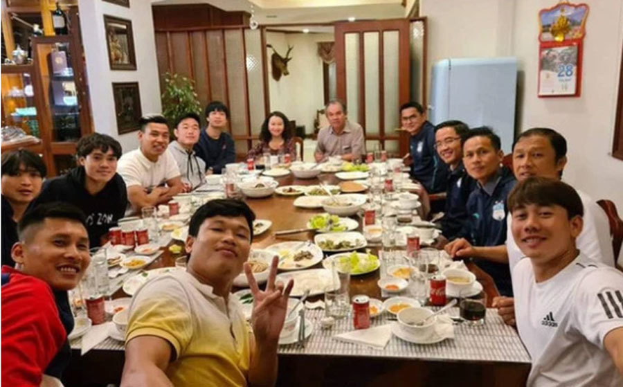 Con gai kin tieng cua bau Duc: Sang Singapore tu 11 tuoi