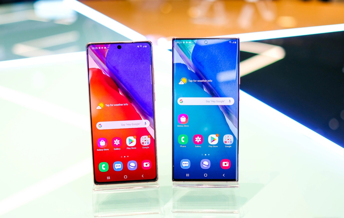  Galaxy Note 20 Ultra 5G (phải) chính hãng được giảm 700.000 đồng, còn 19,3 triệu đồng. Máy dùng màn hình lớn 6,9 inch, độ phân giải 2K, tần số quét 120 Hz. Bút S Pen trên model này hỗ trợ tốt cho ghi chú, công việc. Về cấu hình, Galaxy Note 20 Ultra 5G được trang bị chip Exynos 990, RAM 12 GB cùng bộ nhớ trong 256 GB.