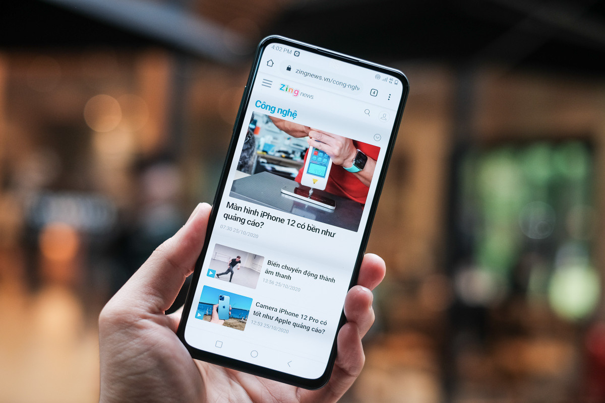  Vsmart Aris Pro đang được bán với giá 5,5 triệu đồng, giảm 1 triệu đồng. Đây là mẫu smartphone đầu tiên của VinSmart có kiểu thiết kế camera ẩn dưới màn hình, giúp hiển thị tràn viền. Máy dùng màn hình 6,39 inch, Full HD+ và tấm nền AMOLED. Model này được trang bị con chip Snapdragon 730, RAM 8 GB, bộ nhớ trong 128 GB và viên pin dung lượng 4.000 mAh.