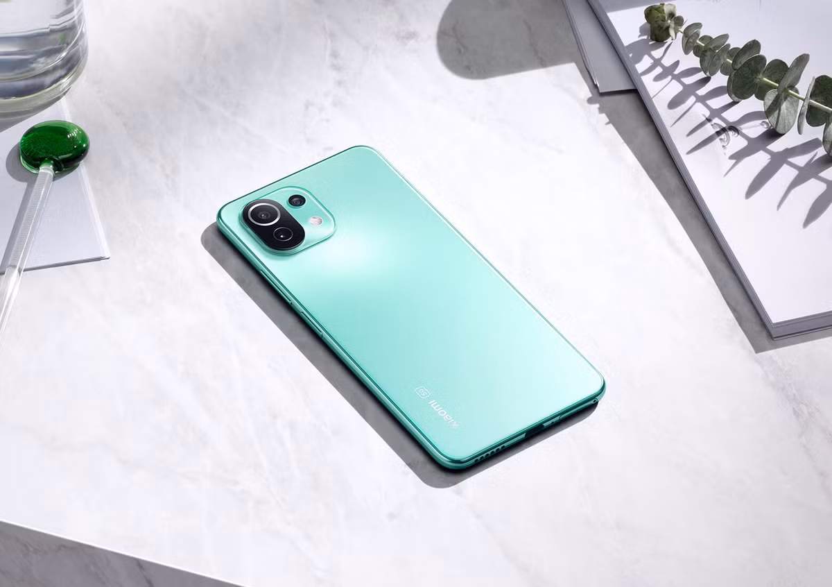  Xiaomi Mi 11 Lite 5G chính hãng được giảm 1,5 triệu đồng, còn 9 triệu đồng. Đây được xem là mẫu smartphone 5G có kiểu dáng mỏng, nhẹ hàng đầu hiện nay. Máy dày 6,8 mm và nặng 159 gram. Máy dùng chip Snapdragon 780G, RAM 8 GB cùng bộ nhớ trong 128 GB. Model này có màn hình 6,55 inch, độ phân giải Full HD+, tấm nền AMOLED và tần số quét 90 Hz. Ảnh: Xiaomi.