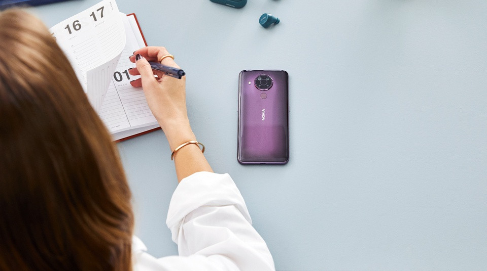 br/> Nokia 5.4 chính hãng cũng được giảm 600.000 đồng, còn 2,9 triệu đồng. Model này hướng đến người dùng cần tìm smartphone giá tốt, đáp ứng các nhu cầu cơ bản. Máy có màn hình 6,39 inch, tấm nền IPS LCD nhưng độ phân giải chỉ dừng lại ở mức HD+. Cấu hình của Nokia 5.4 gồm chip Snapdragon 662, RAM 4 GB, bộ nhớ trong 128 GB cùng viên pin dung lượng 4.000 mAh. Ảnh: Nokia.