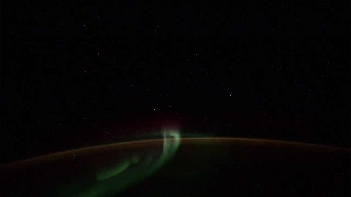 Phi hành gia Nga phát hiện vật thể lạ nghi UFO Phi hanh gia Nga phat hien vat the la nghi UFO