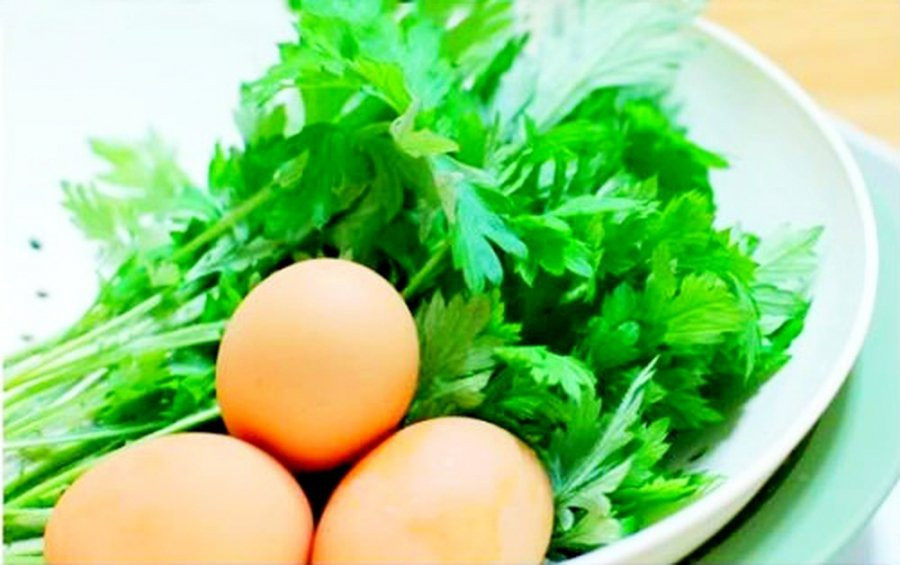Phụ nữ thường xuyên ăn trứng gà ngải cứu lợi đủ đường Phu nu thuong xuyen an trung ga ngai cuu loi du duong