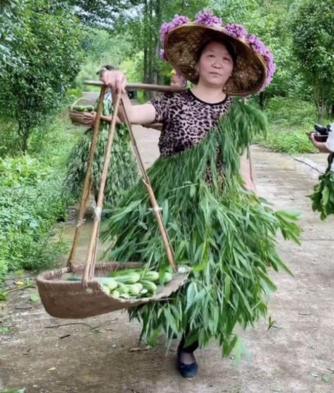 Bon phu nu nong thon nghi ra tuyet chieu ban rau doc dao-Hinh-2