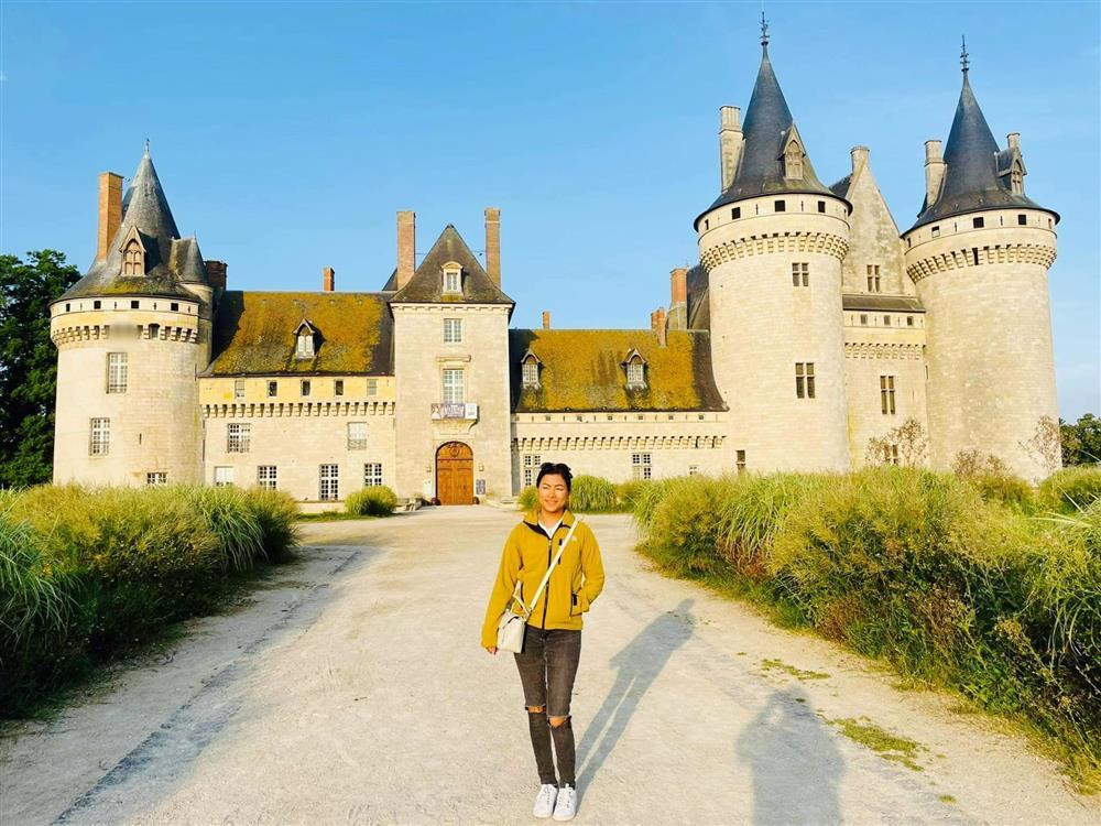 'Cô gái H'mông'' check-in trước lâu đài Sully-sur-Loire bên bờ sông Loire (Pháp).