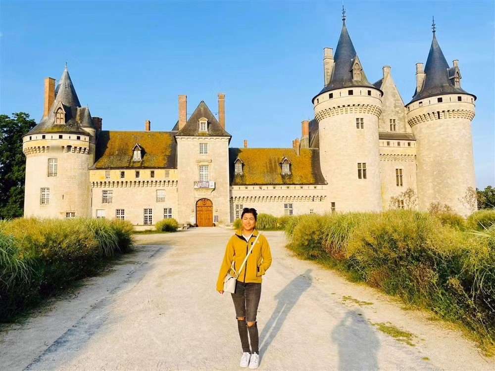 ''Cô gái H'mông'' check-in trước lâu đài Sully-sur-Loire bên bờ sông Loire (Pháp).