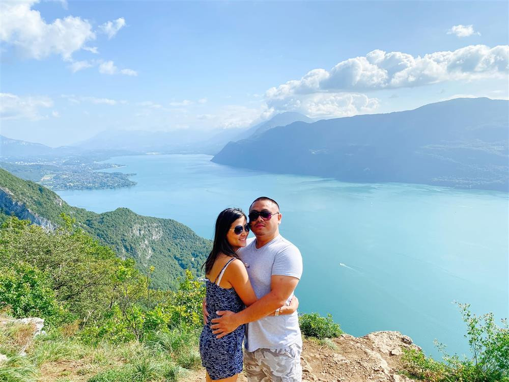 au 10 tháng yêu qua mạng, vừa qua cặp đôi quyết định gặp mặt trực tiếp. Địa điểm mà họ chọn gặp nhau lần đầu tiên là Pháp. Cả hai sau đó đã có chuyến du lịch dài ngày cùng nhau.