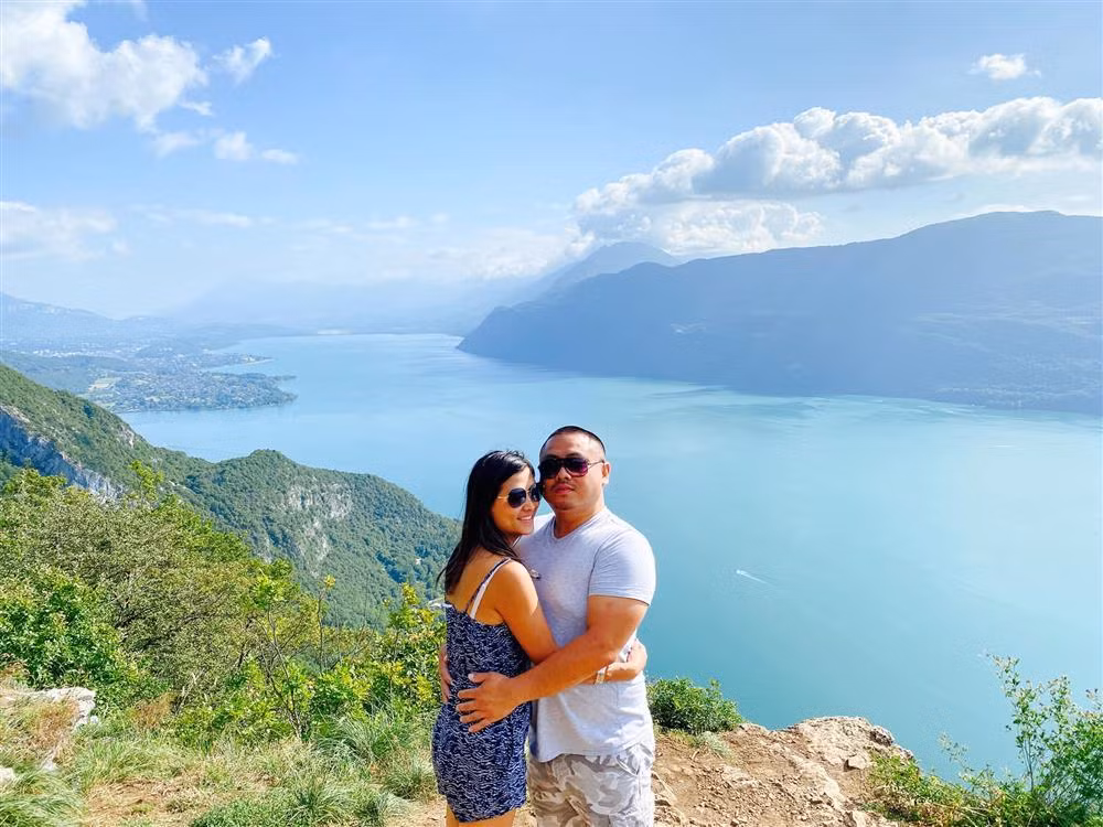 Sau 10 tháng yêu qua mạng, vừa qua cặp đôi quyết định gặp mặt trực tiếp. Địa điểm mà họ chọn gặp nhau lần đầu tiên là Pháp. Cả hai sau đó đã có chuyến du lịch dài ngày cùng nhau.