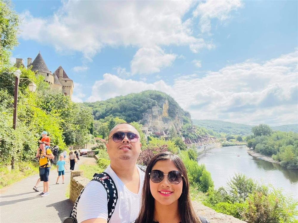 ẫu vậy CEO người Mỹ luôn dành sự quan tâm đến cô từ những điều nhỏ nhặt nhất. Ngoài video call trò chuyện, nam doanh nhân thường xuyên đặt hoa, quà hàng hiệu gửi tặng bạn gái kèm theo đó là những câu nói ngọt như rót mật vào tai.