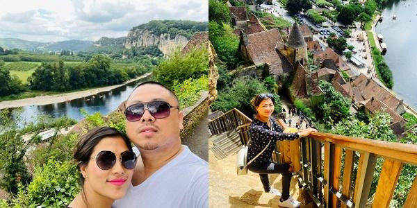 ặp đôi check-in tại lối dẫn đến khách sạn được thiết kế theo phong cách lâu đài.