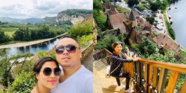 Cặp đôi check-in tại lối dẫn đến khách sạn được thiết kế theo phong cách lâu đài.