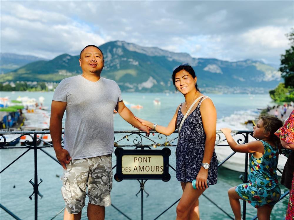 rên Facebook, doanh nhân người Mỹ cập nhật thường xuyên hình ảnh về chuyến đi. Huseng Yang đã đưa Mai khám phá nhiều địa danh nổi tiếng tại Pháp và Thụy Sĩ.