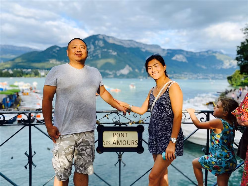 Trên Facebook, doanh nhân người Mỹ cập nhật thường xuyên hình ảnh về chuyến đi. Huseng Yang đã đưa Mai khám phá nhiều địa danh nổi tiếng tại Pháp và Thụy Sĩ.