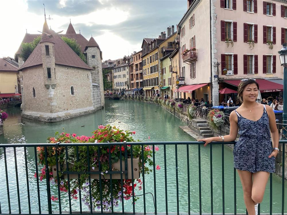 ạn trai chia sẻ khoảnh khắc Mai "thả dáng" bên một dòng sông ở Thụy Sĩ.