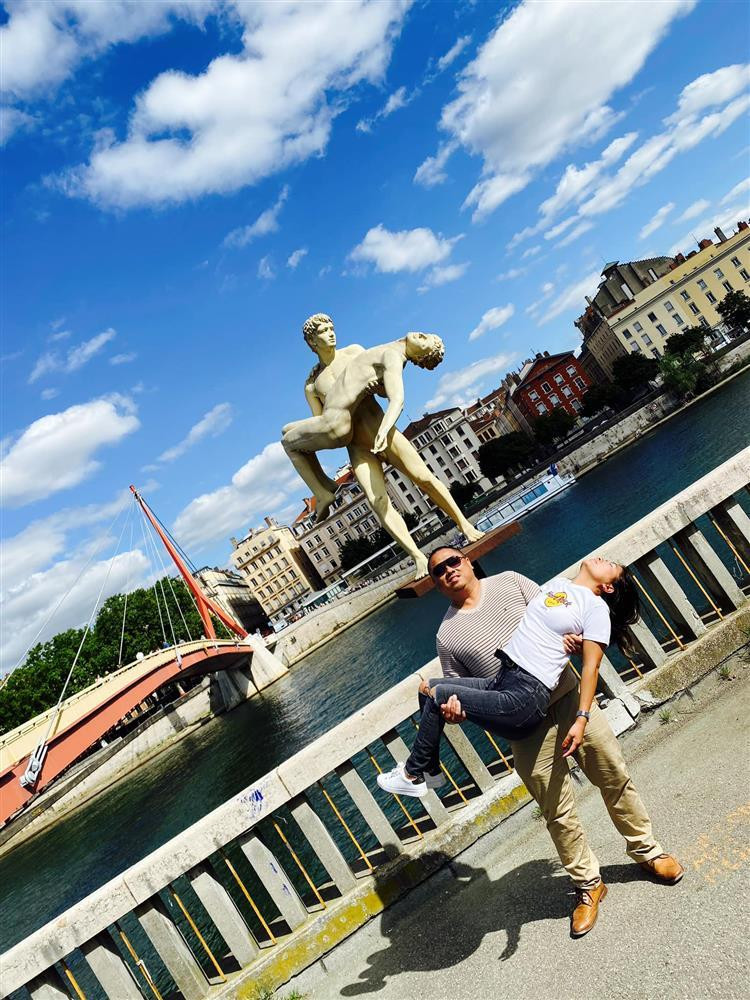 ặp đôi "nhái" theo tượng đài kỷ niệm nổi tiếng ở Lyon, Pháp.