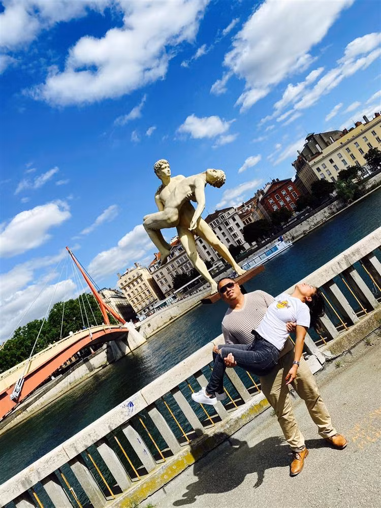 Cặp đôi "nhái" theo tượng đài kỷ niệm nổi tiếng ở Lyon, Pháp.