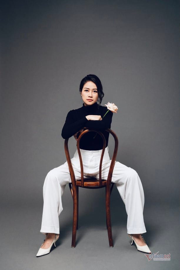 Phí Linh tiết lộ một bức ảnh chưa công bố. Ban đầu, nữ MC vẫn giữ thói quen tạo dáng cá tính, phong cách. Nhưng khi cầm trên tay nhành hoa hồng, cô lại 'sến và thả trôi mình' để có được những bức ảnh nữ tính nhất.