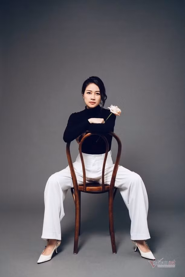 Phí Linh tiết lộ một bức ảnh chưa công bố. Ban đầu, nữ MC vẫn giữ thói quen tạo dáng cá tính, phong cách. Nhưng khi cầm trên tay nhành hoa hồng, cô lại 'sến và thả trôi mình' để có được những bức ảnh nữ tính nhất.