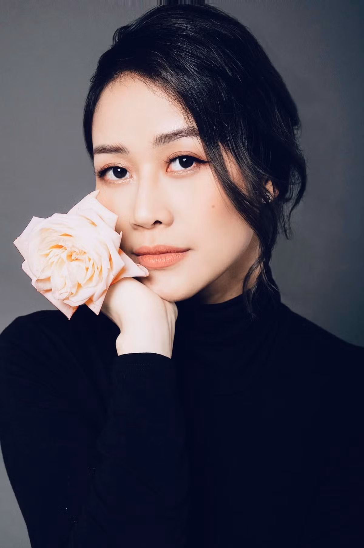 "Tính nữ vẫn luôn là bản chất của phụ nữ, cần có những hoàn cảnh, không gian, thời gian phù hợp để sự nữ tính ấy trỗi dậy. Chắc vì được yêu và được tự do nên tôi đã thể hiện được sự nữ tính sâu thẳm đó. Còn khi phải hùng hục lao đầu vào công việc, tham gia hoạt động xã hội, phải lo toan cho gia đình thì sự quyết liệt mạnh mẽ lấn át. Sau bao nhiêu xáo trộn và thử thách thì tôi vẫn mong mình được nũng nịu, được nhõng nhẽo, được làm một đứa trẻ", Phí Linh tâm sự với VietNamNet về ý nghĩa của bộ ảnh.