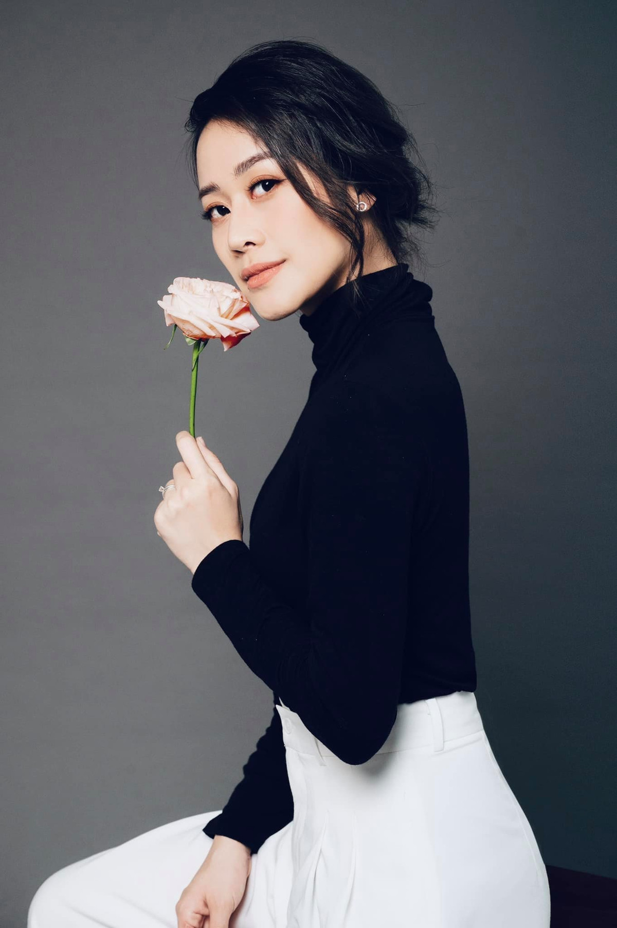 "Bông hoa mình cầm trên tay đẹp hơn vì mình đang nâng niu nó. Mong những người phụ nữ luôn được nâng niu và hãy nâng niu chính mình", MC Phí Linh nói.