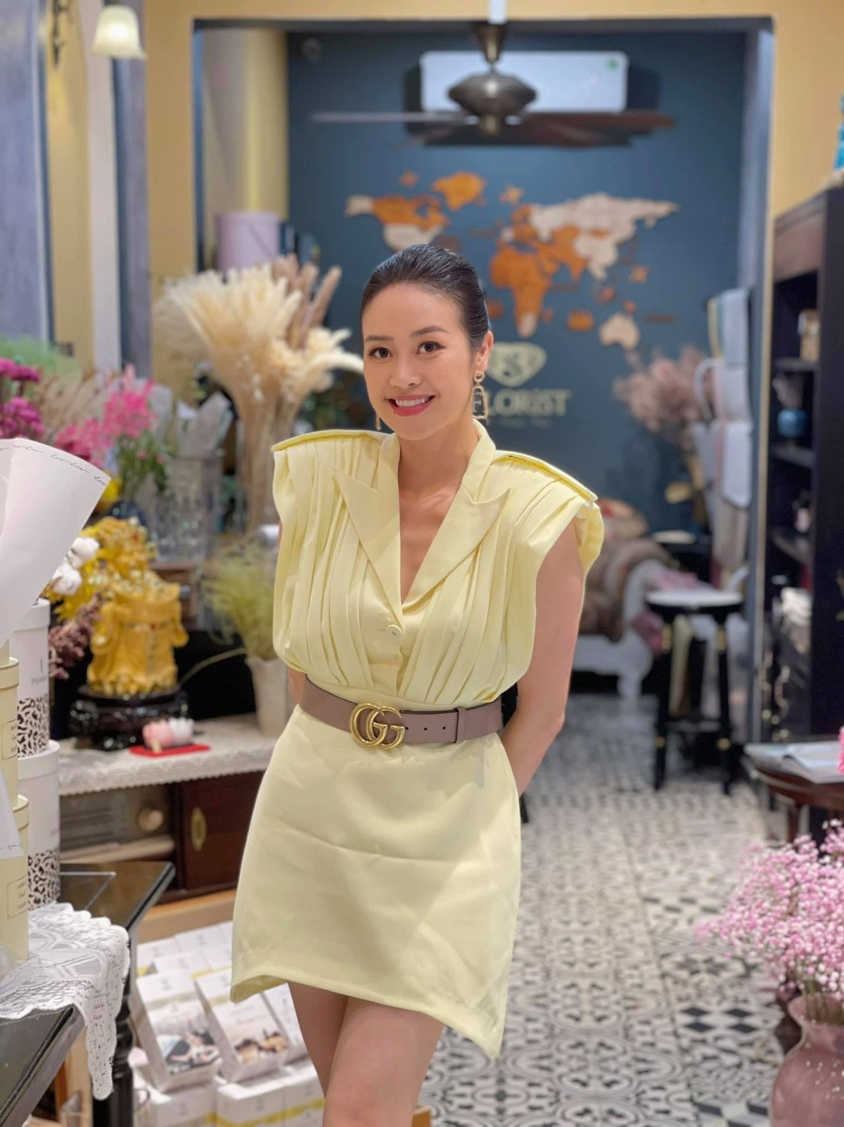 MC Phí Linh sinh năm 1989, được yêu mến với lối dẫn đầy thông minh qua những chương trình như Giọng hát Việt, The Heroes, Lời tự sự...