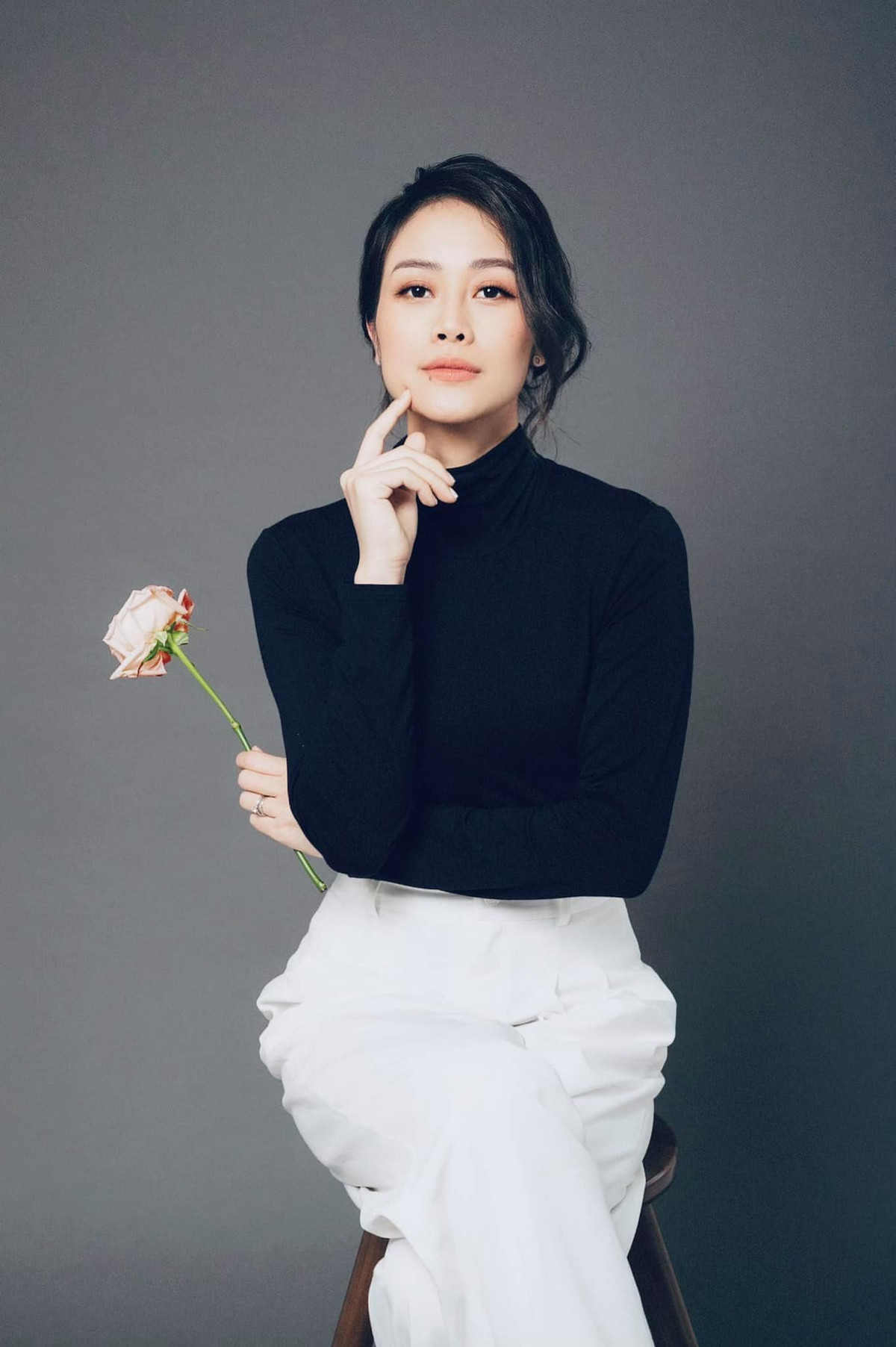 Chọn lối trang điểm nhẹ nhàng cùng kiểu tóc búi đơn giản mà nữ MC gọi đó là phong cách 'mẹ bỉm sữa' nhưng Phí Linh vẫn thu hút mọi ánh nhìn bởi vẻ dịu dàng, mong manh.