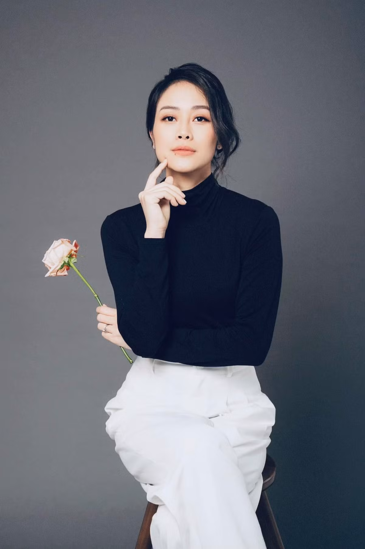 Chọn lối trang điểm nhẹ nhàng cùng kiểu tóc búi đơn giản mà nữ MC gọi đó là phong cách 'mẹ bỉm sữa' nhưng Phí Linh vẫn thu hút mọi ánh nhìn bởi vẻ dịu dàng, mong manh.