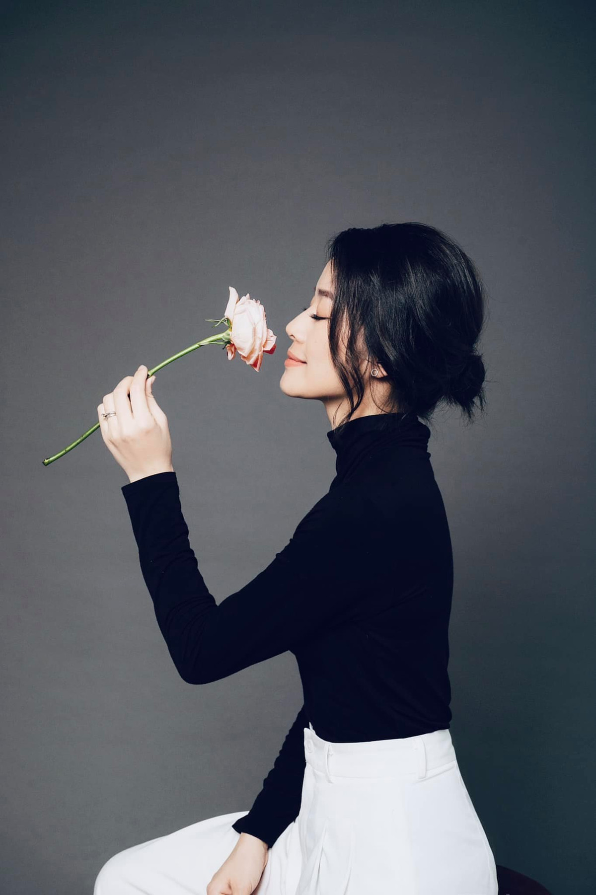 Hình ảnh dịu dàng của nữ MC nhận được nhiều lời khen ngợi từ bạn bè, đồng nghiệp và khán giả theo dõi.