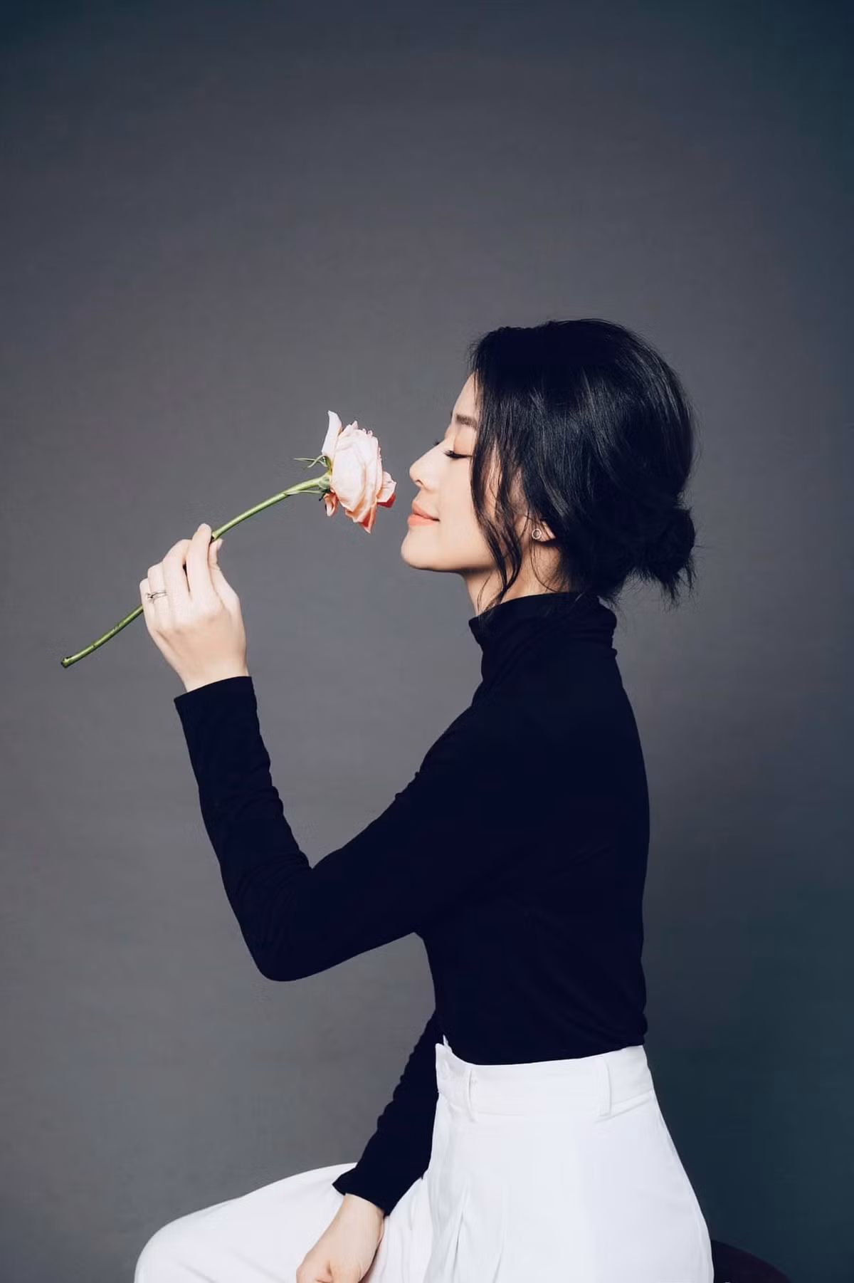 Hình ảnh dịu dàng của nữ MC nhận được nhiều lời khen ngợi từ bạn bè, đồng nghiệp và khán giả theo dõi.