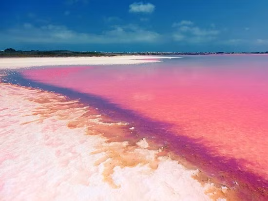 4. Hồ Salina de Torrevieja, Tây Ban Nha: Salina de Torrevieja và La Salina de La Mata là 2 hồ muối bao quanh Torrevieja, một thành phố ven biển ở Đông Nam Tây Ban Nha. Có khí hậu đặc trưng do 2 hồ muối lớn nhât châu Âu trên tạo thành, khu vực quanh hồ được Tổ chức Y tế Thế giới (WHO) công bố là một trong những nơi có lợi cho sức khỏe nhất ở châu Âu.