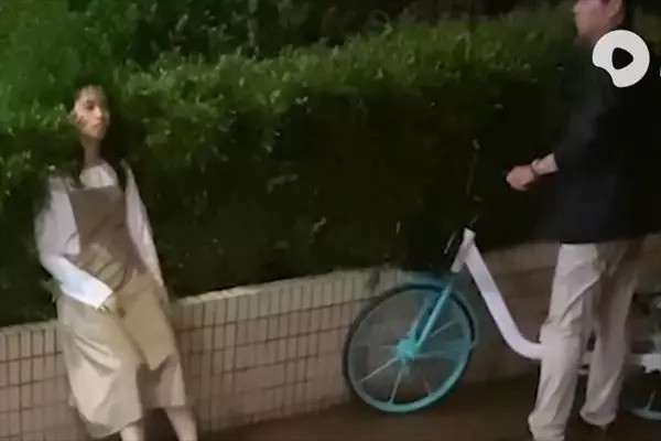 Con gái thất tình ngồi dầm mưa cả đêm, cha vội đạp xe đi tìm Con gai that tinh ngoi dam mua ca dem, cha voi dap xe di tim