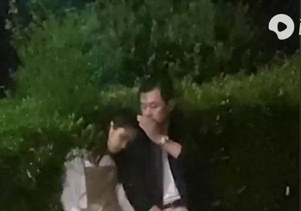 Con gái thất tình ngồi dầm mưa cả đêm, cha vội đạp xe đi tìm - Hình 2 Con gai that tinh ngoi dam mua ca dem, cha voi dap xe di tim-Hinh-2