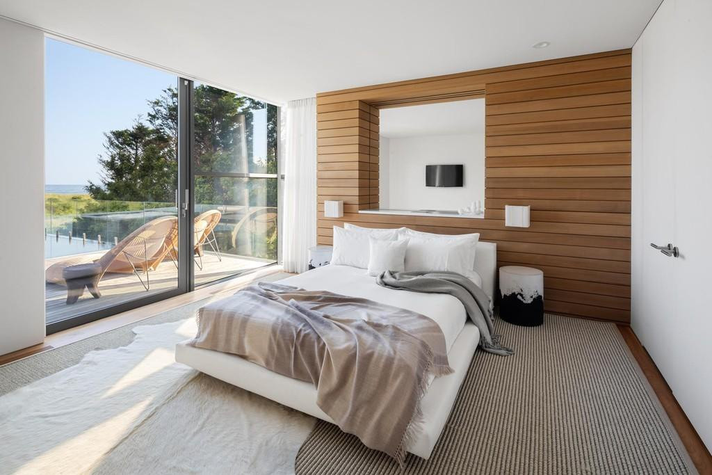 Các phòng ngủ thông thoáng, tràn ngập ánh sáng tự nhiên và nhìn ra đại dương.