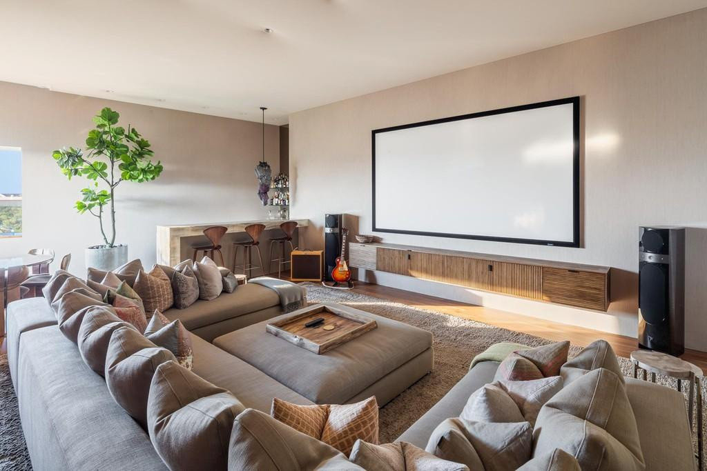 Phòng chiếu phim được tích hợp với một quầy bar thu nhỏ.