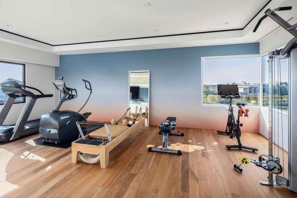 Phòng tập thể dục là một trong những tiện ích nổi bật bên trong căn biệt thự.