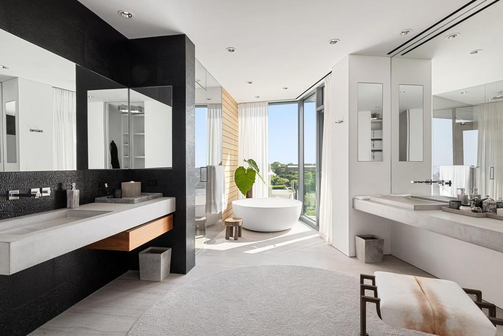 Phòng tắm chính được được chia thành những khu vực khác nhau.