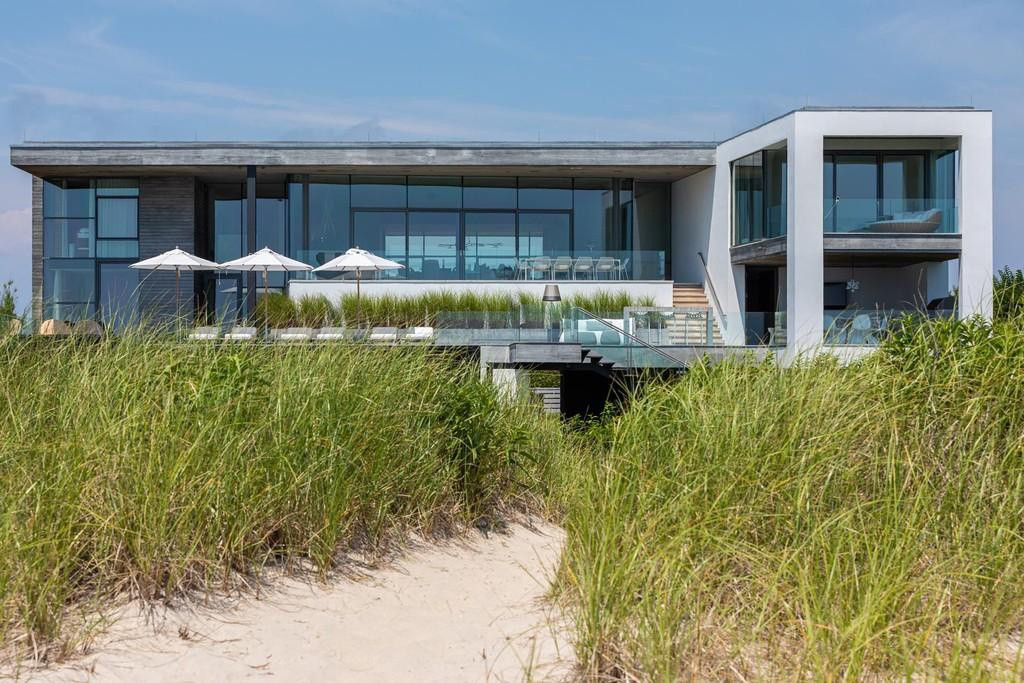 Hãng kiến trúc nổi tiếng Barnes Coy thiết kế biệt thự này. Những bức tường kính che chắn tòa nhà trong 6 năm qua.