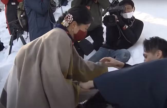 Tuc le ky la : Chu re bi nem tu dinh nui tuyet truoc mat co dau-Hinh-2