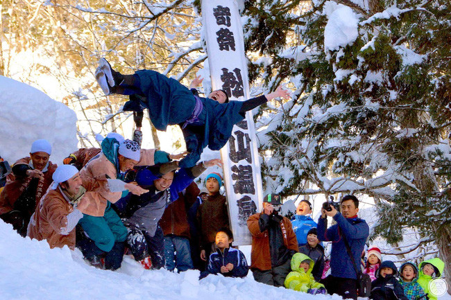 Tuc le ky la : Chu re bi nem tu dinh nui tuyet truoc mat co dau