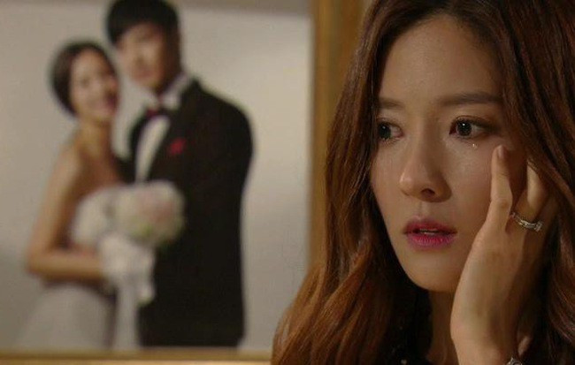 Nằm viện 2 tuần trở về, vợ thấy tóc bạc vương vãi trên sàn - Hình 2 Nam vien 2 tuan tro ve, vo thay toc bac vuong vai tren san-Hinh-2