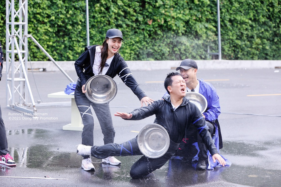 br/> Tuy nhiên, vì trượt ngã, Trường Giang đã làm đổ bình nước cả đội phải nỗ lực nhiều lần mới hứng được. Đây là một trong những khoảnh khắc gây cười của nam MC trong tập đầu tiên.