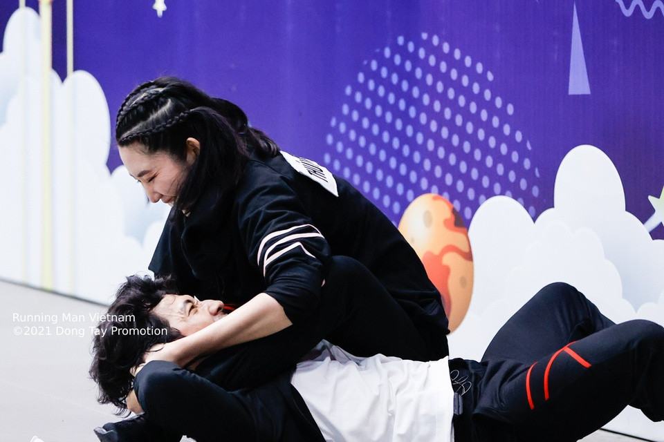 br/> Thúy Ngân được chú ý vì nhanh nhẹn, thông minh và nắm rõ luật chơi, chủ động nhập cuộc trong phần xé bảng tên. Cô có vóc dáng và sức khỏe tốt, có thể giằng co lâu với cả Trương Thế Vinh và Liên Bỉnh Phát. Nữ diễn viên cũng không ngại ngồi đè lên người đồng nghiệp để xé bảng tên.