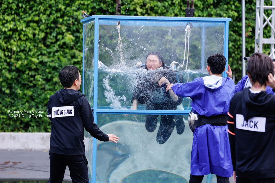 br/> Vì Trường Giang làm đổ bình nước, dàn cast không kịp giải cứu Thúy Ngân trong thời gian quy định, khiến cô bị phạt bằng cách thả xuống bể nước khổng lồ. Thúy Ngân liên tục kêu cứu, không muốn bị dìm xuống nước vì đã trang điểm, làm tóc mất vài tiếng để lên hình đẹp nhất có thể.