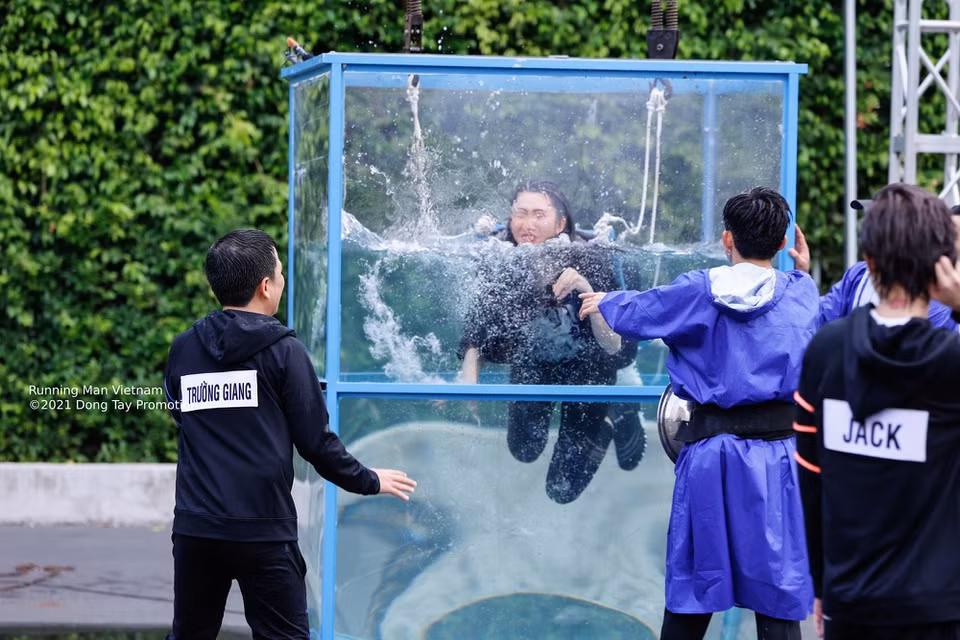 br/> Vì Trường Giang làm đổ bình nước, dàn cast không kịp giải cứu Thúy Ngân trong thời gian quy định, khiến cô bị phạt bằng cách thả xuống bể nước khổng lồ. Thúy Ngân liên tục kêu cứu, không muốn bị dìm xuống nước vì đã trang điểm, làm tóc mất vài tiếng để lên hình đẹp nhất có thể.