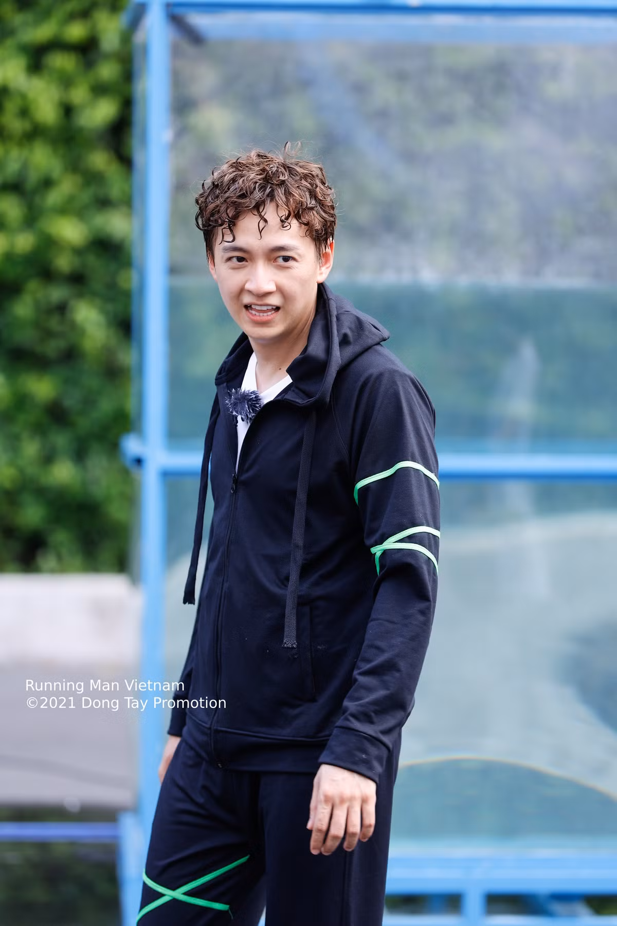 Tập 1 mùa 2 dành thời gian để làm quen các thành viên mới nên không có nhiều tình huống hài hước, kịch tính như mùa 1. Bộ đôi thỏ đen - thỏ trắng Ngô Kiến Huy và Jun Phạm vẫn là nhân tố gây cười chủ yếu của chương trình.