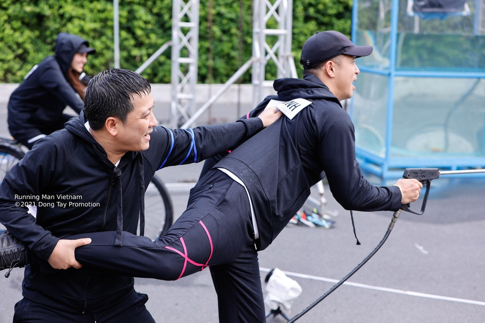 br/> Trường Giang có phần hơi chưa bắt kịp không khí rộn ràng, vui vẻ của các thành viên cũ trong dàn cast. Tuy nhiên, khi tham gia trò chơi hứng nước bằng bụng, nam MC thể hiện được sự nhiệt tình, cố gắng giúp dàn cast đạt mục tiêu nhanh nhất.