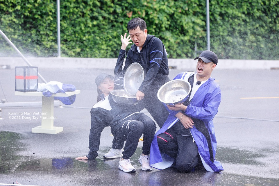 br/> Sau nhiều lần hứng nước thất bại, dàn cast đã tìm phương pháp thích hợp, bằng cách để một thành viên nằm ngửa, trong khi hai người khác làm vách chắn để nước chảy xuống chậu của người nằm ngửa. Các thành viên phải tăng tốc để lấy bù lại bình nước đã bị Trường Giang làm đổ, giải thoát Thúy Ngân khỏi bể nước cao hơn đầu người.