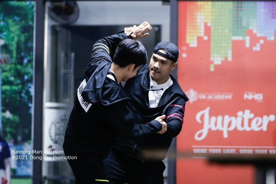 br/> Phần rượt đuổi, xé bảng tên là trò chơi có nhịp điệu cao, hấp dẫn nhất trong tập 1. Trương Thế Vinh trở thành "kẻ mạnh" mới, chuyên săn đuổi các thành viên để xé bảng tên và giành lợi ích. Jun Phạm ví bản thân như con dế, bị Trương Thế Vinh cầm trong tay xoay nhiều vòng.